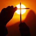 En Río de Janeiro, un manifestante sostiene dos lápices en homenaje a las víctimas del tiroteo en Charlie Hebdo.