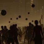 La gente juega al Altinho, un juego para mantener una pelota de fútbol en el aire sin utilizar las manos, en la playa de Ipanema, Brasil.