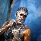 Un hombre se lava en un baño improvisado en las calles de Tongi, Dacca (Bangladesh), durante la primera jornada de la Congregación Musulmana. Al menos dos millones de fieles bengalíes y extranjeros se han reunido en la que es la segunda congr...