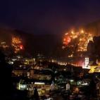 Hogueras encendidas en las colinas que rodean Pottenstein, en Alemania, para celebrar la Epifanía.