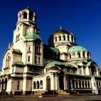 Sofía está dentro de la lista de los destinos más baratos de Europa. Coger un taxi, encontrar un buen hotel o visitar alguno de sus rincones resulta muy económico. Imagina: un café vale alrededor de 0,5 euros. Y, además, es una ciudad súp...