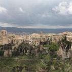 Hay muchos destinos de España a los que se puede ir y descubrir por un módico precio. Uno de ellos es Cuenca, que tiene rincones naturales como el Ventano del Diablo o la Ciudad Encantada, que se puede visitar por 4 euros. Además, la ciudad t...