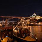 Para salir del país pero no dejarse mucho en el trayecto tenemos Oporto. Es la segunda ciudad de Portugal y una de las más agradecidas de visitar. La lista de rincones que se pueden ver a pie de calle sin soltar un euro es larga, pero impresci...