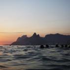 Un joven salta desde el acantilado durante la puesta de sol en Arpoador, Río de Janeiro (Brasil).