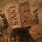 Un trabajador apila ladrillos sobre su cabeza en una fábrica en Lalitpur (India).