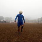 Un jugador controla la pelota en un entrenamiento de fútbol en Agartala (India).