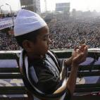 Un niño reza sobre un puente en las oraciones finales de la primera fase del Bishwa Ijtema en Dhaka (Bangladés). El Bishwa Ijtema es una de las mayores congregaciones de musulmanes después de la peregrinación a La Meca.