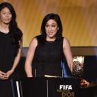 La jugadora alemana Nadine Kessler, tras recibir Balón de Oro a la mejor jugadora