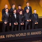 En la fila de delante, el alemán Manuel Neuer, el español Sergio Ramos, los alemanes Philipp Lahm y Toni Kroos y el español Andrés Iniesta. En la de atrás, el holandés Arjen Robben, el argentino Ángel Di María, el argentino Lionel Messi ...