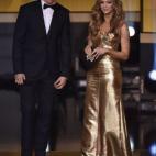 La periodista británica Kate Abdo, presentadora de la gala, junto a Ronaldo