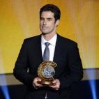 El entrenador del equipo femenino del VfL Wolfsburgo, Ralf Kellermann, posa con el trofeo al mejor entrenador femenino de 2014