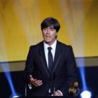 El entrenador de la selección de fútbol de Alemania, Joachim Löw, pronuncia un discurso tras recibir el premio al mejor entrenador de 2014