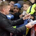 El futbolista alemán del Real Madrid, Toni Kroos, firma autógrafos a su llegada a la Gala del Balón de Oro 2014