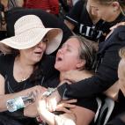 Familiares de uno de los civiles israel&iacute;es muertos por los cohetes, en su funeral, en Ashkelon.