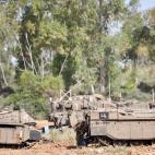 Soldados israel&iacute;es junto a la frontera de Gaza, este lunes.