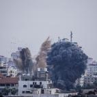 Humo y esquirlas por un bombardeo.