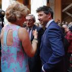 Alonson con la expresidenta Esperanza Aguirre en la ceremonia de juramento de D&iacute;az Ayuso.