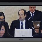 El abogado del PSPV, Virgilio Latorre, durante sus preguntas al presidente del Gobierno