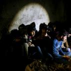 Afganos custodiados tras cruzar de Ir&aacute;n a Turqu&iacute;a.