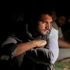 Un afgano descansa mientras se esconde de las patrullas turcas.