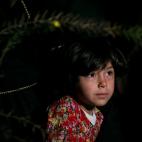 Una ni&ntilde;a espera con su familia en Tatvan.