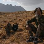Un joven afgano descansa en los campos de Van.