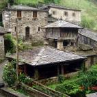 El conjunto Etnográfico de Teixois es una pequeña aldea situada a cuatro kilómetros de la villa de Taramundi. Además de sus casas y construcciones cuenta con un conjunto de ingenios hidráulicos formados por un mazo, un molino, una rueda de ...