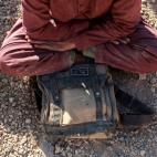 Un afgano en &Ccedil;aldiran, Turqu&iacute;a, con sus &uacute;nicas pertenencias.