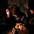 Un afgano acaricia un gato en Tatvan, mientras espera a un mafioso que le ayude a avanzar en el camino.