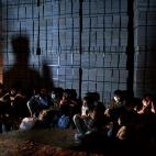 Grupos de hombres, aguardando a los gu&iacute;as.