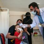 Un doctor turco atiende a afganos en unas instalaciones en la frontera con Ir&aacute;n.