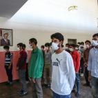 Un grupo de migrantes, afganos en su mayor&iacute;a, en un puesto de control de Van, esperando repatriaci&oacute;n o asilo.