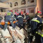 Los bomberos consiguen sacar a una de las personas atrapadas