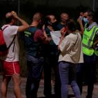 Miembros de la policía ,Guardia Civil y rescate, cerca del edificio afectado.