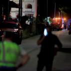 Una de las dos personas atrapadas est&aacute; consciente y tratan de llegar donde est&aacute; para rescatarle.