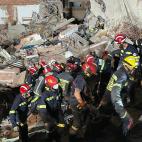 Labores para rescatar a la persona atrapada y consciente