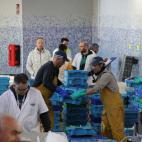 Sobre las siete, la actividad en la lonja comienza a decrecer... Hasta el d&iacute;a siguiente.