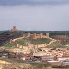 Esta localidad supone una inmersión completa en el medievo que ya se intuye a medida que nos vamos acercando. Es entonces cuando se avista la muralla y el castillo que se elevan en la colina. Tras éstos se encuentra la torre, vigía desde hace...