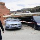 Un muro ha caído encima de dos coches como consencuencia del fuerte viento que azota el norte de la península.