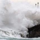 Una ola rompe en la península de la Magdalena en la capital cántabra. El norte ha sufrido heladas débiles en zonas altas y vientos del sur y suroeste con rachas muy fuertes en zonas altas de Picos de Europa y zona central.