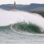 El faro de la isla de Mouro, en la capital cántabra.