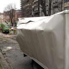El árbol ha caído sobre un camión que ha quedado aboyado por los estragos del temporal.