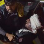 Un ciudadano lleva a un herido de gravedad