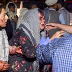 Dos mujeres, ensangrentadas tras resultadas heridas por las explosiones