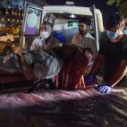 Voluntarios y sanitarios tratan de auxiliar a un herido