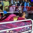 Otro de los heridos es llevado en camilla por los sanitarios