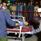 Voluntarios m&eacute;dicos trasladan heridos al hospital.