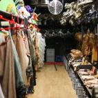 Los niños, como los adultos protagonistas, tienen un camerino especial. El resto de actores se cambian en el llamado búnker, situado justo detrás del escenario y dividido en dos partes, una para ellos y otra para ellas. El espacio lo comparte...