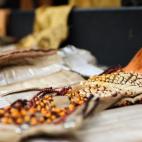 Por las perchas del búnker se distribuyen la ropa que saldrá al escenario durante la función. Todos los looks están hechos a medida, teniendo en cuenta tanto el cuerpo como la piel del actor. Se trata de que no haya diferencias entre ésta y...