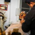 Antes de empezar la representación de El Rey León quienes trabajan sin descanso son los maquilladores. A las 19:00 horas empiezan a circular los intérpretes por esta sala. Los primeros en hacerlo son los niños y los actores que dan vida a Sc...